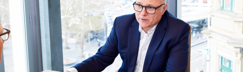 Stefan Blum von Bellevue Asset Management gibt im Gespräch mit Smart Investor spannende Einblicke in die Welt der Medizintechnik. Warum sich Unternehmen wie Abbott, Stryker oder Intuitive Surgical trotz geopolitischer Unsicherheiten behaupten – und was Anleger daraus lernen können.